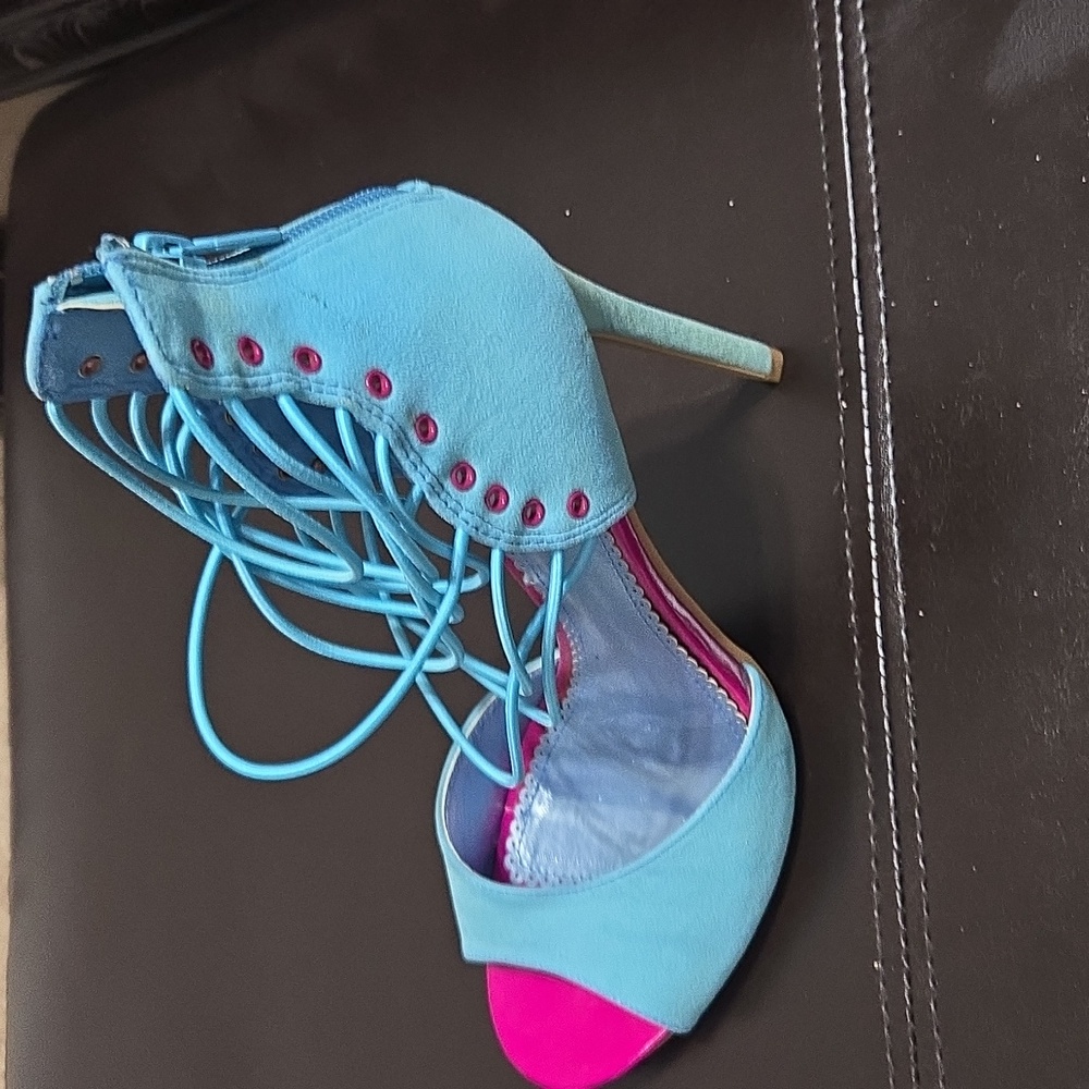 Heels - Picture 2 of 4